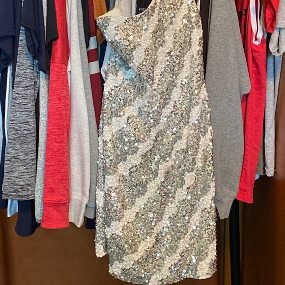 Most sparkly dress very gently used - Picture 5 of 9